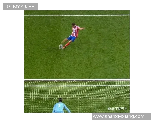 足球明星背影射门瞬间展现力量与激情的完美结合